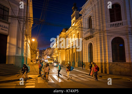 Bolivianer wandern im kolonialen Straße bei Nacht in der Stadt Sucre, konstitutionelle Hauptstadt Boliviens in der Provinz Oropeza Stockfoto