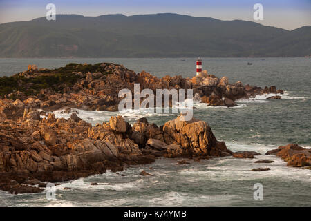 Felsige Küste mit Leuchtturm am Ganh Dia, Phu Yen Provinz, Vietnam Stockfoto