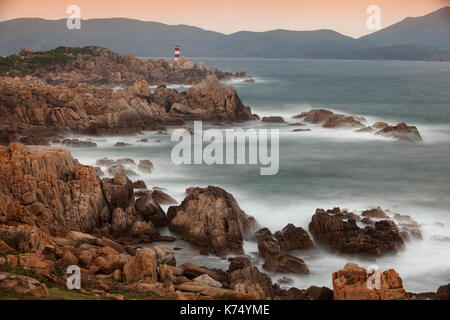 Felsige Küste mit Leuchtturm am Ganh Dia, Phu Yen Provinz, Vietnam Stockfoto