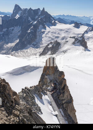 Aiguille du Midi, 3842 m, an der Vorderseite der Röhre Le Leitung zu einer Aussichtsplattform auf der Klippe Piton Sud, am hinteren oberen Grandes Stockfoto