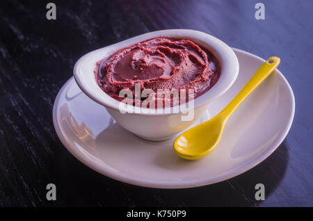 Acai (AÇAÍ) Schüssel. typisch brasilianisches Essen. Stockfoto