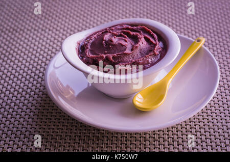 Acai (AÇAÍ) Schüssel. typisch brasilianisches Essen. Stockfoto