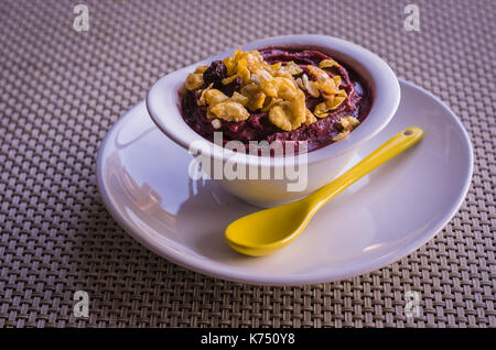 Acai (AÇAÍ) Schüssel. typisch brasilianisches Essen. Stockfoto