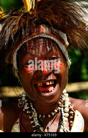 Native American, Simbu Stamm, lachen, Porträt, Hagareto Dorf, Goroka, Highlands, Papua Neuguinea Stockfoto