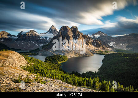 Blick vom Gipfel des Mount Nublet auf Mount Assiniboine, Mount Sunburst, Lake Magog, See Sunburst und See Cerulean, Kanadische Stockfoto