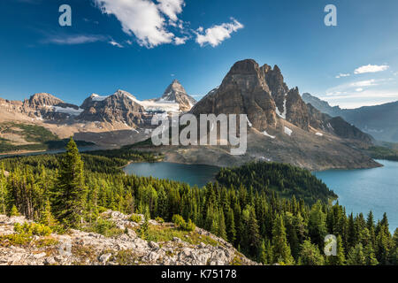 Blick vom Gipfel des Mount Nublet auf Mount Assiniboine, Mount Sunburst, Lake Magog, See Sunburst und See Cerulean, Kanadische Stockfoto