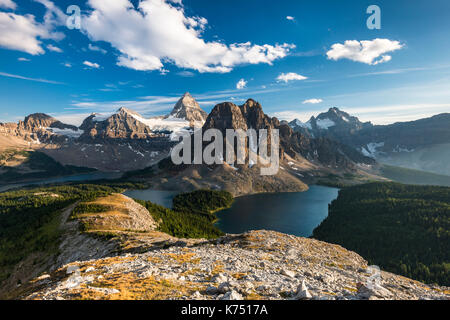 Blick vom Gipfel des Mount Nublet auf Mount Assiniboine, Mount Sunburst, Lake Magog, See Sunburst und See Cerulean, Kanadische Stockfoto