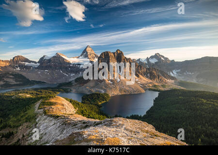 Blick vom Gipfel des Mount Nublet auf Mount Assiniboine, Mount Sunburst, Lake Magog, See Sunburst und See Cerulean, Kanadische Stockfoto