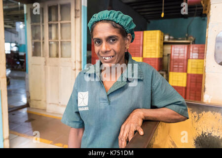 KANDY, SRI LANKA - 13. Februar 2017: Portrait der weiblichen Arbeiter in einer Teefabrik, Redaktion Stockfoto