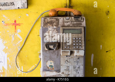 Colombo, Sri Lanka - 15. Februar 2017: Die alten Öffentliches Telefon an der Wand, Redaktion Stockfoto