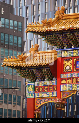 Chinatown-Bogen am Eingang zum Stowell Street, Newcastle upon Tyne Stockfoto