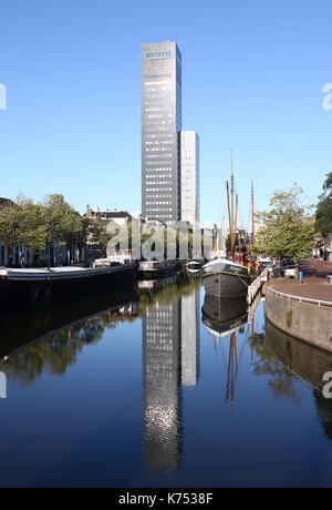 Alte und neue Skyline von Leeuwarden, Friesland, Niederlande mit Achmeatoren Wolkenkratzer. Von Willemskade Kanal gesehen. Stockfoto