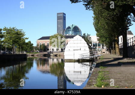 Skyline von Leeuwarden, Friesland, Niederlande mit Achmeatoren Wolkenkratzer und Rabobank Büros. Von Emmakade Kanal gesehen. Stockfoto