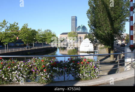 Skyline von Leeuwarden, Friesland, Niederlande mit Achmeatoren Wolkenkratzer und Rabobank Büros. Von Emmakade Kanal gesehen. Stockfoto