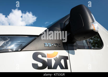 Sixt Logo bei Van mieten. Sixt SE ist eine multinationale europäische Unternehmen mit rund 4.000 Standorten in über 100 Ländern. Stockfoto