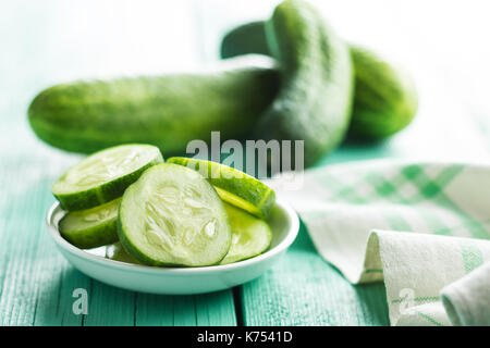 In Scheiben geschnittene grüne Gurken. Gurken in der Schüssel. Stockfoto