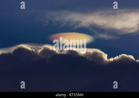 Storm cloud zeigen Schillern cloud Form wie ein UFO Stockfoto