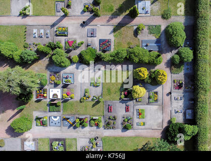 Luftbild von einem Friedhof in der Nähe eines Dorfes, Gräber mit Blumen, bunt, mit der drohne von oben Stockfoto