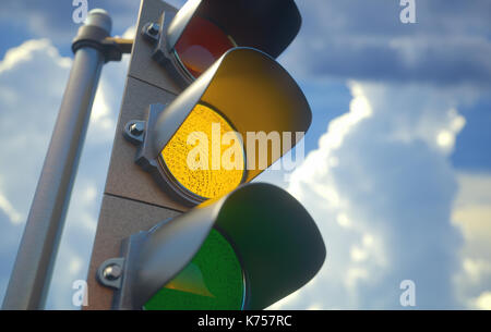 Ampel mit gelbem Licht auf, Signal für mit Vorsicht vorgehen. Stockfoto