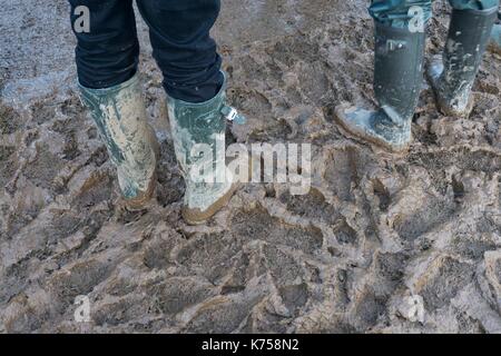 Menschen gehen durch Schlamm an einem Musik Festival Stockfoto