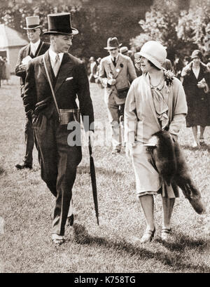 Der Herzog und die Herzogin von York in Epsom Rennbahn, England im Jahre 1928. Prinz Albert, Herzog von York, Zukunft George VI., 1895 - 1952. König des Vereinigten Königreichs und der Dominions des British Commonwealth. Herzogin von York, die zukünftige Königin Elizabeth, die Königinmutter. Elizabeth Angela Marguerite Bowes-Lyon, 1900 - 2002. Frau von König George VI. und Mutter von Königin Elizabeth II. Von der Krönung von König Georg VI. und Königin Elizabeth, veröffentlicht 1937. Stockfoto