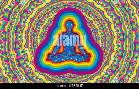 Silhouette eines Mannes mit sternenklarer Nacht im Inneren, der Yoga in Lotusblüte-Position mit Aura von 7 Farben mit mehrfarbigem Mandala-Hintergrund macht Stockfoto