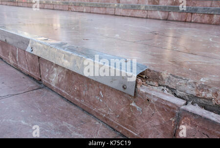 Stahlplatten am Rande der Schritte, um Brunnen in Spanien vom Skateboard Schäden zu schützen. Stockfoto