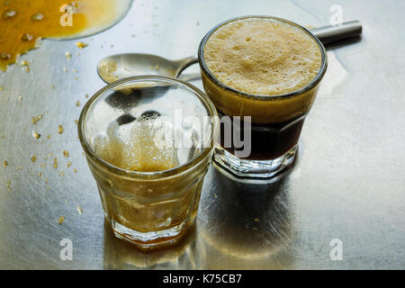 Zwei intensive espresso Schüsse auf eine Oberfläche aus Edelstahl 14.09.2017 PHILLIP RPBERTS Stockfoto