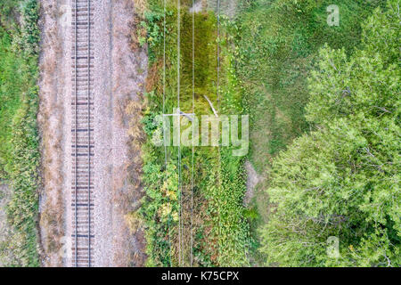 Luftaufnahme von Eisenbahnschienen und elektrische Leitungen in Land zurück Stockfoto