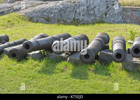 Kanonen in shore Böschungen von Kustaanmiekka, zurück zur Russischen ära zurückgehen. Vintage guns (19c). Suomenlinna (Sveaborg), Helsinki, Finnland Stockfoto