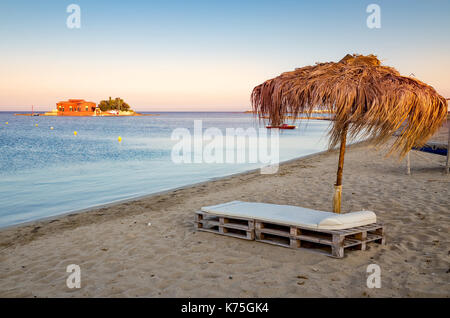 Einen schönen abgelegenen Ecke des Paradieses. Türkisblaues Meer, ein deckbed, goldenen Sand und Schirm. Marzamemi, Sizilien, Italien Stockfoto