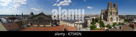 Frankreich, Marne (51), Reims, allgemeine Ansicht von oben auf die Kathedrale zum Weltkulturerbe der UNESCO,, Vorplatz und die Dächer von Reims, Oper, Gerichtsgebäude, Panorama Format Stockfoto