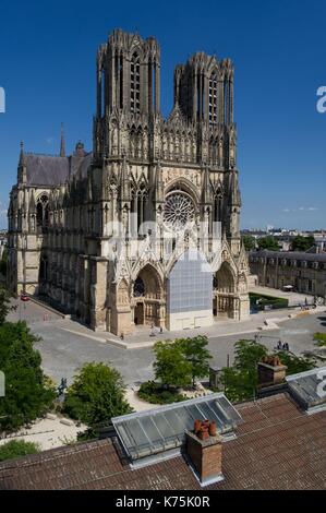 Frankreich, Marne (51), Reims, allgemeine Ansicht von oben auf die Kathedrale zum Weltkulturerbe der UNESCO,, Vorplatz und die Dächer von Reims Stockfoto