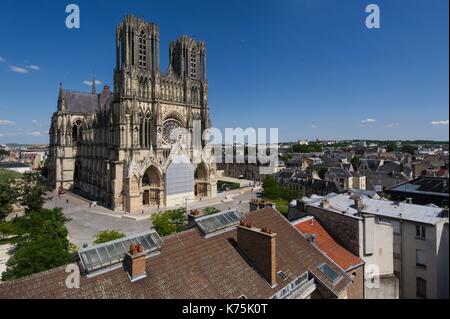 Frankreich, Marne (51), Reims, allgemeine Ansicht von oben auf die Kathedrale zum Weltkulturerbe der UNESCO,, Vorplatz und die Dächer von Reims Stockfoto