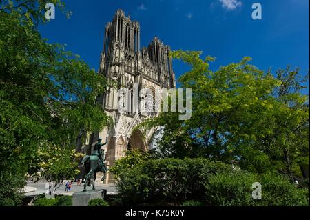 Frankreich, Marne (51), Reims, allgemeine Ansicht der Kathedrale zum Weltkulturerbe der UNESCO, mit Jeanne d'Arc Statue im Vordergrund Stockfoto