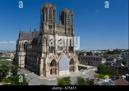 Frankreich, Marne (51), Reims, allgemeine Ansicht von oben auf die Kathedrale zum Weltkulturerbe der UNESCO,, Vorplatz und die Dächer von Reims Stockfoto