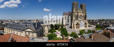 Frankreich, Marne (51), Reims, allgemeine Ansicht von oben auf die Kathedrale zum Weltkulturerbe der UNESCO,, Vorplatz und die Dächer von Reims, Courthouse, Panorama Format Stockfoto