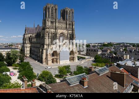 Frankreich, Marne (51), Reims, allgemeine Ansicht von oben auf die Kathedrale zum Weltkulturerbe der UNESCO,, Vorplatz und die Dächer von Reims Stockfoto