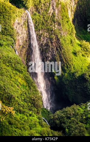 Frankreich, Reunion, National Park, ein UNESCO Weltkulturerbe, natürliche Zirkus Salazie, Trou de Fer Kaskade aus dem Vorgebirge des Waldes von BŽlouve gesehen auf dem Wanderweg ab dem Dorf Salazie, das Trou de Fer ist eine geologische Depression der Piton des Neiges massiv im Nordosten der Insel. Stockfoto