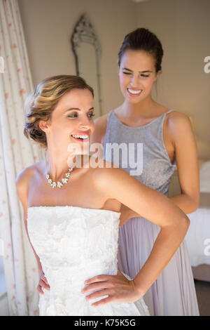 Happy Brautjungfer einstellen Braut Hochzeit Kleid in Umkleidekabine Stockfoto