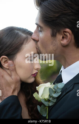 In der Nähe von Groom kissing auf Braut Stirn Stockfoto