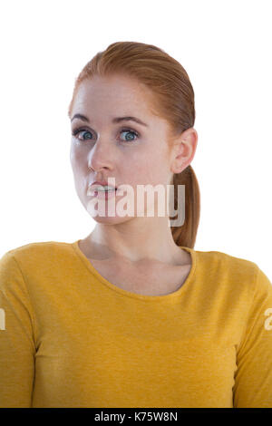 Portrait von schockiert Geschäftsfrau mit redhead vor weißem Hintergrund Stockfoto