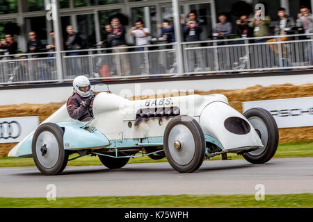 1923 Thomas Spezielle 'Babs' mit Fahrer Geraint Owen am Goodwood Festival 2017 von Geschwindigkeit, Sussex, UK. Stockfoto