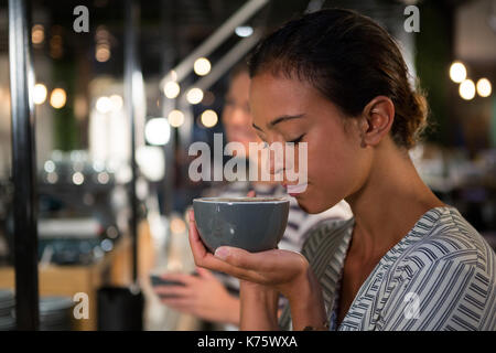 Schöne Frau, duftenden Kaffee im restaurant Stockfoto