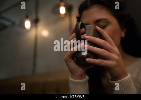 Schöne Frau mit Kaffee im restaurant Stockfoto