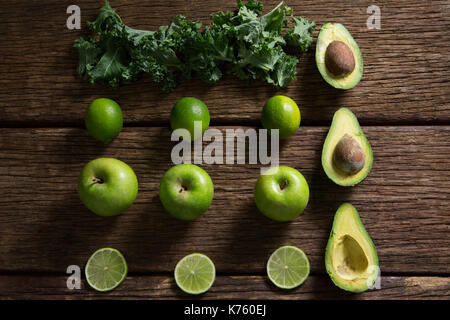 Overhead von Senf, Zitrone, Avocado und Green Apple auf hölzernen Tisch angeordnet Stockfoto