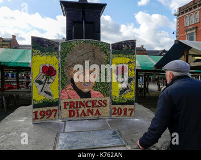 Denn der Mensch sieht auf Prinzessin Diana Bild in gut dressing Chesterfield Derbyshire England 2017 verwendet Stockfoto