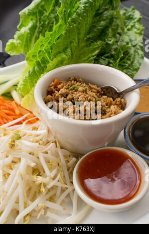 Thai Chicken Salat Wrap mit mung Bohnensprossen Stockfoto