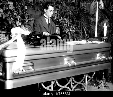 RUDOLPH VALENTINO (1895-1926) Italiener Schauspieler. Sein Sarg warten auf Bestattung am Frank Campbell Bestattungsinstitut am Broadway, New York, im August 1926. Stockfoto