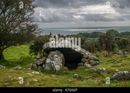 Neolithische Grabkammer mit Meerblick Stockfoto
